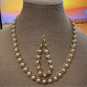 Elegant Gold and Pearl Necklace Set